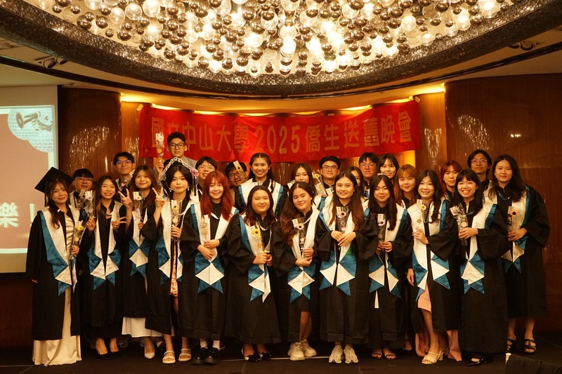 接下來是自由合照時間,歡迎大家與親友、師長、同學一起拍下各種合照,留下屬於彼此的美好回憶。📸🤗🎉圖片