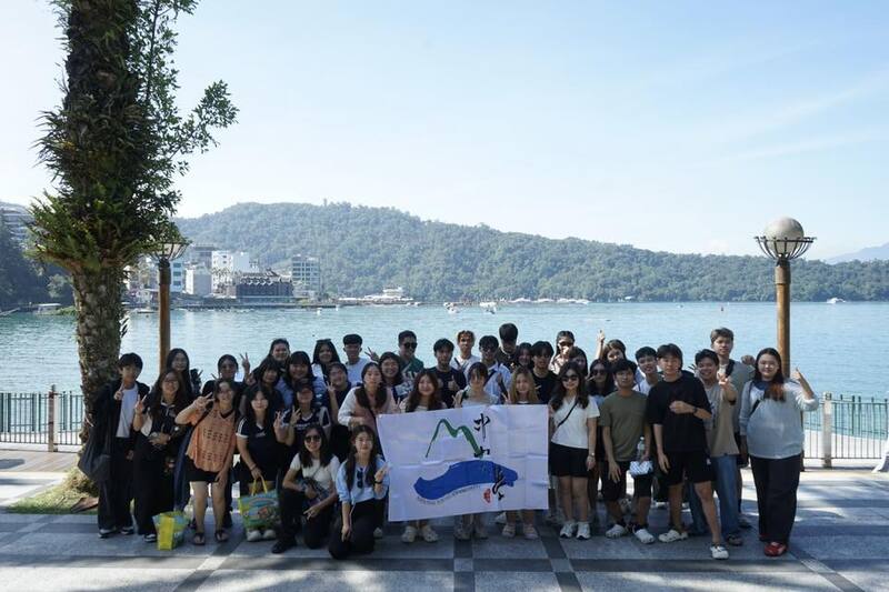 日月潭大合照，記錄旅途中最美好的相聚時光。📸🌊✨圖片