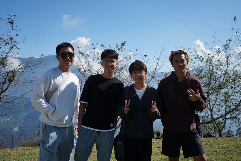 清境農場合影留念，記錄旅程中的歡樂時光。📸⛰️✨圖片