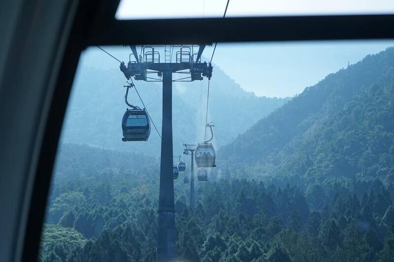 搭乘纜車前往日月潭，沿途欣賞壯麗山水美景。🚡🌊✨圖片