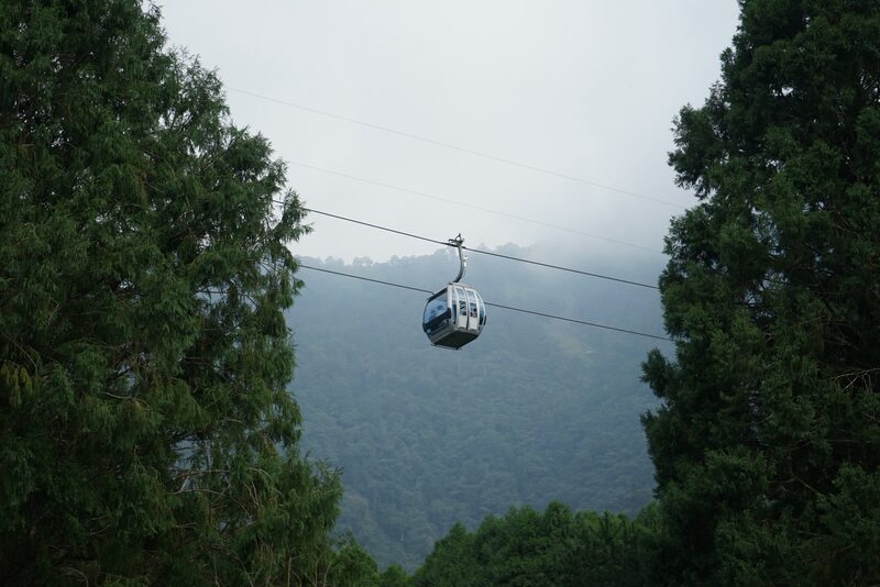 纜車緩緩經過，成為旅途中最美的風景之一。🚡📸✨圖片