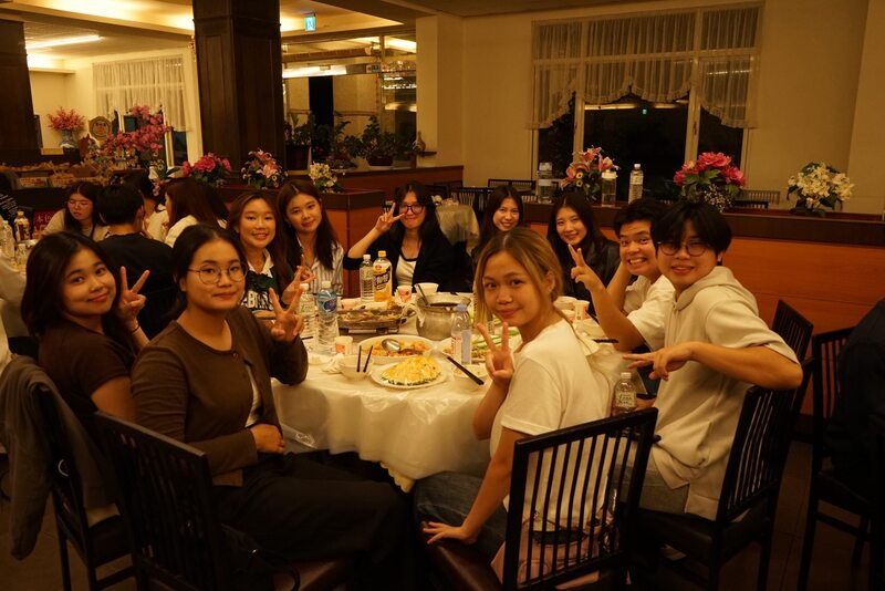享用豐盛合菜晚餐，為旅程增添溫馨與歡樂。🍽️✨圖片