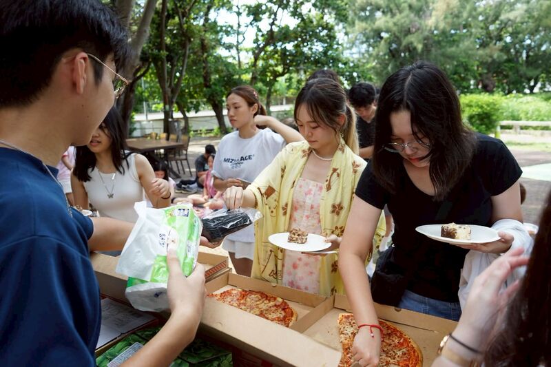 大家一同享受餐點時光，氣氛輕鬆又愉快。🍽️😊✨圖片