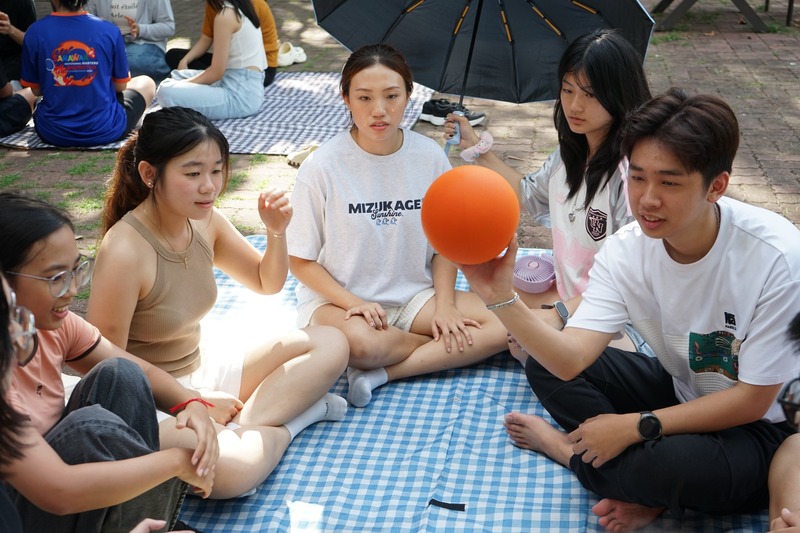 遊戲環節《擊鼓傳花》熱鬧展開，隨著音樂傳遞與驚喜懲罰，現場笑聲不斷。🥁😆✨圖片