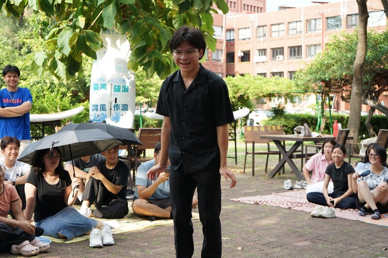 遊戲環節《擊鼓傳花》熱鬧展開，隨著音樂傳遞與驚喜懲罰，現場笑聲不斷。🥁😆✨圖片
