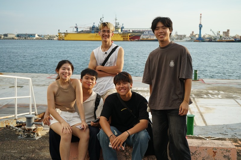港口合照留念，定格海風與旅程的美好瞬間。⛵📸🌊✨圖片