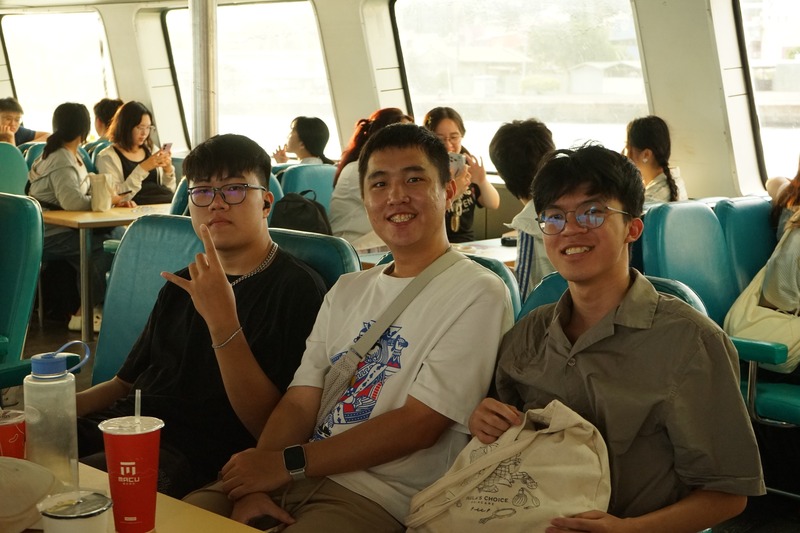 「輪船合照留念，記錄海上旅程的精彩時刻。⛴️📸🌊✨圖片