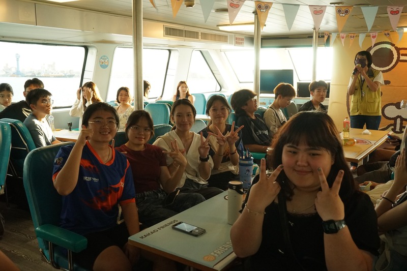 「輪船合照留念，記錄海上旅程的精彩時刻。⛴️📸🌊✨圖片
