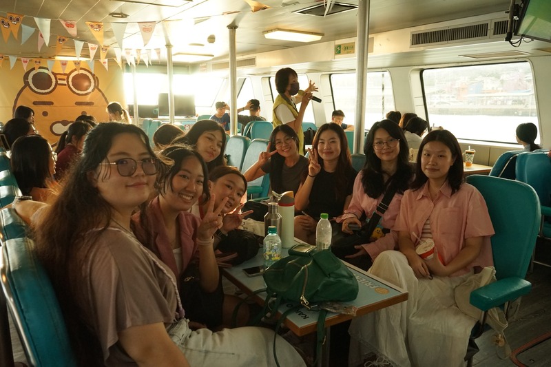 「輪船合照留念，記錄海上旅程的精彩時刻。⛴️📸🌊✨圖片