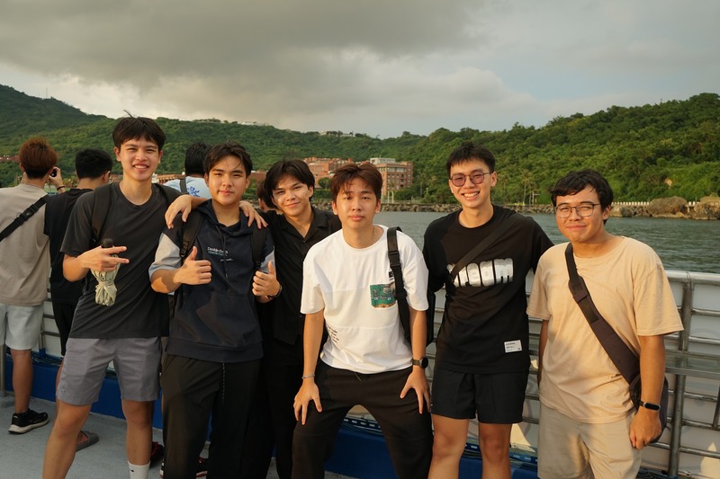 「輪船合照留念，記錄海上旅程的精彩時刻。⛴️📸🌊✨圖片