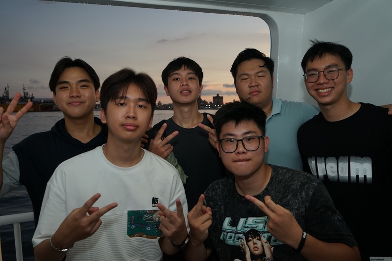 「輪船合照留念，記錄海上旅程的精彩時刻。⛴️📸🌊✨圖片