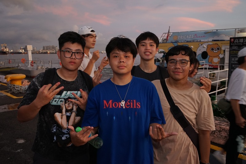「輪船合照留念，記錄海上旅程的精彩時刻。⛴️📸🌊✨圖片