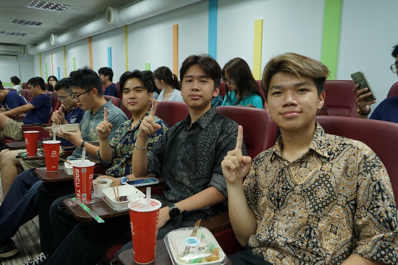 活動開始前先享用晚餐，邊用餐邊交流暖場。🍽️💬✨圖片