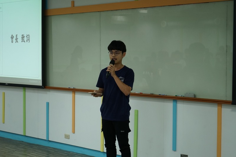 陳康利會長致詞，勉勵大家共同推動僑聯會務發展。🎤✨圖片