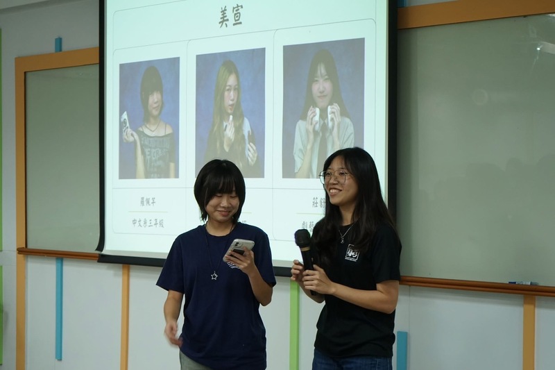 羅佩芊、莊舒珊進行美宣報告，說明IG貼文設計、活動照片篩選、宣傳海報製作及場地佈置等工作內容。🎨📣✨圖片