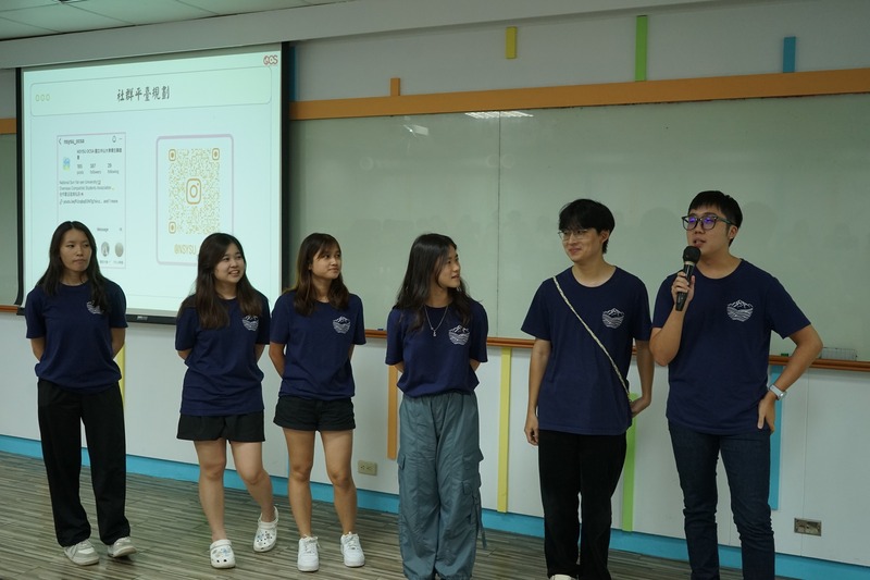 李嘉友、黃詩茵、許恩賜、張渝仙、陳以靈、陳月美進行活動組報告，說明活動籌備、預算討論及協辦迎新與文化週等大型活動事項。🎉📋✨圖片