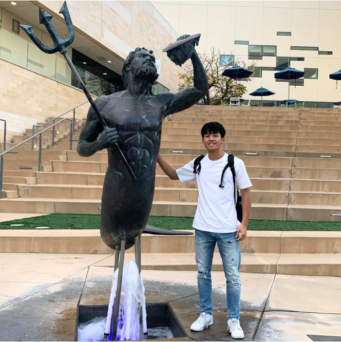 翁林愷在 UCSD 校園與 Triton 雕像合影(另開新視窗)