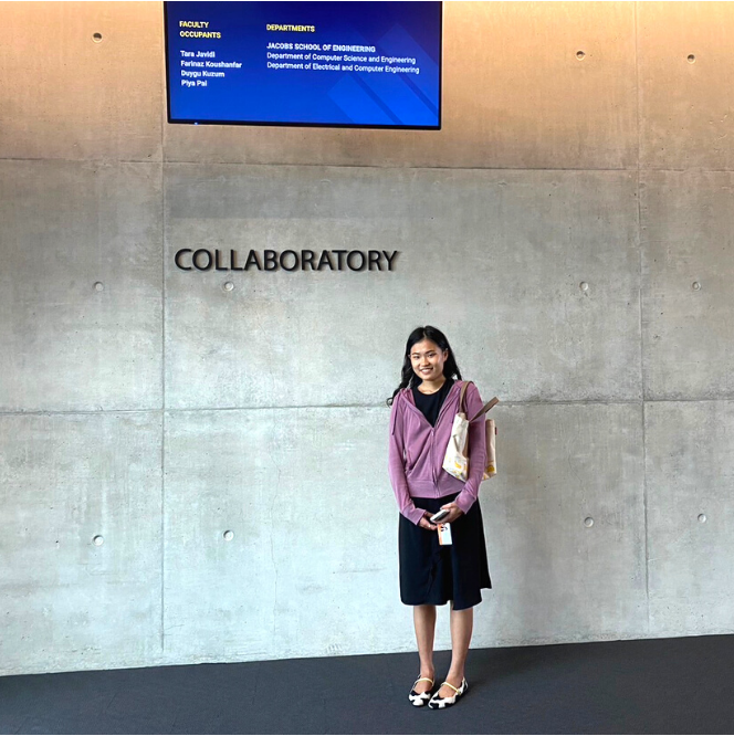 蔡宜庭在 UCSD Collaboratory 前留影(另開新視窗)