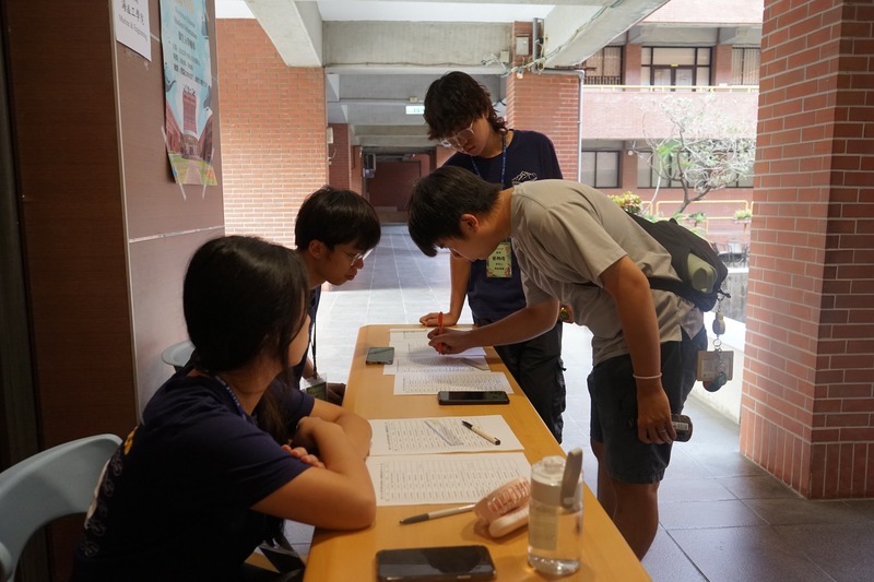 新生們有序排隊簽到，正式為校園生活留下第一筆印記。✍️📋圖片