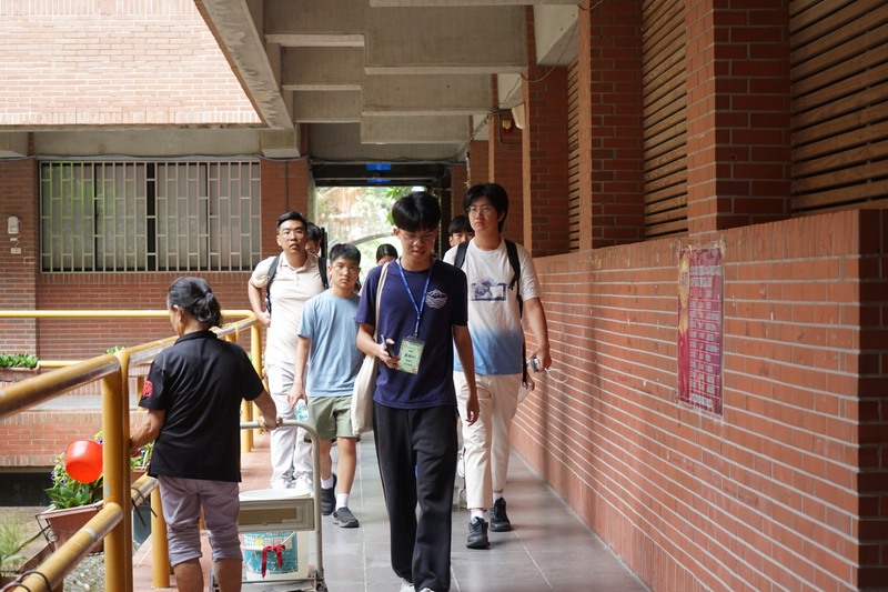領隊引領新生有序步入課室，共同開啟入學輔導的精彩篇章。🚩🏫✨圖片