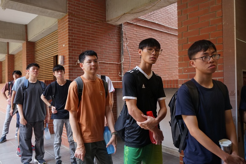 新生們有序排隊簽到，正式為校園生活留下第一筆印記。✍️📋圖片
