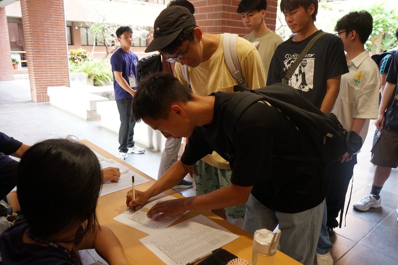新生們有序排隊簽到，正式為校園生活留下第一筆印記。✍️📋圖片