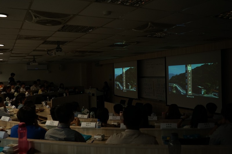 新生們專注觀看高雄與中山簡介影片，初步認識未來的學習環境。🎬🏫✨圖片