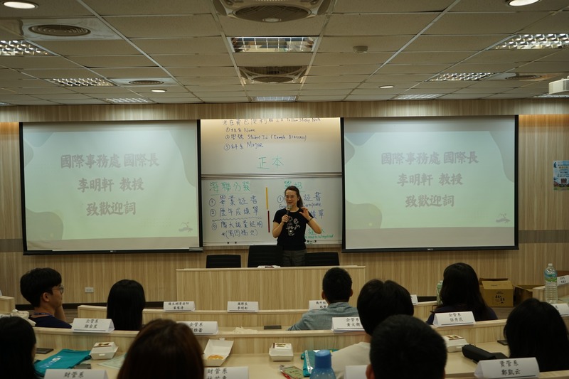 國際長李明軒致辭，為新生揭開入學輔導的序幕。🎤✨圖片