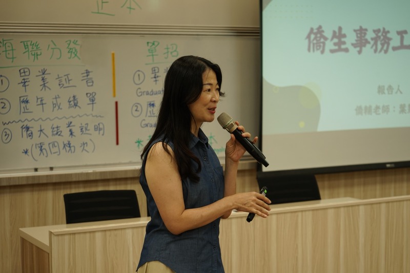僑生承辦人學姐葉慧清致辭，親切分享經驗並歡迎新生加入。🎤😊✨圖片