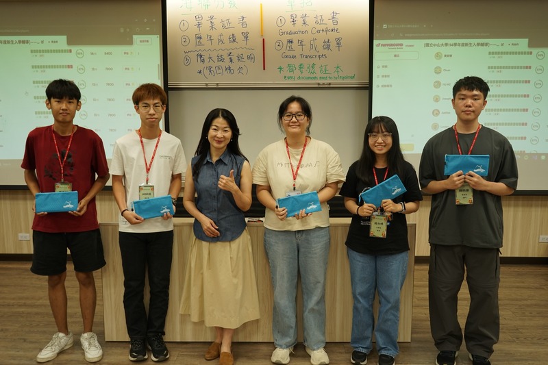 學姐頒獎給遊戲小贏家，現場洋溢著歡笑與成就感。🏆😊✨圖片