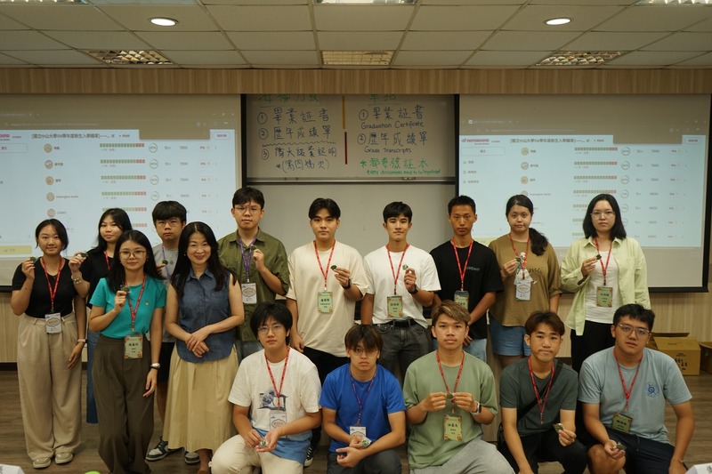學姐頒獎給遊戲小贏家，現場洋溢著歡笑與成就感。🏆😊✨圖片