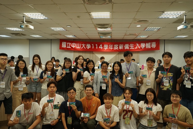 學姐頒獎給遊戲小贏家，現場洋溢著歡笑與成就感。🏆😊✨圖片
