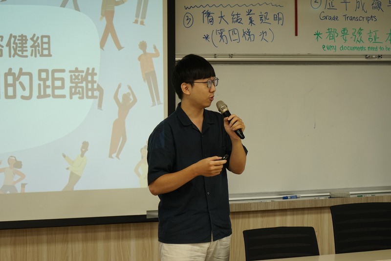 學務處諮健組葉耘綱心理師主講〈諮商與我們的距離〉，引導新生認識心理支持資源。💬🧠✨圖片