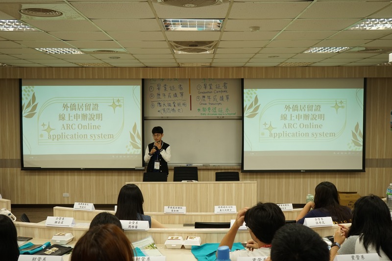 幹部說明居留證申請事宜，協助新生了解後續辦理流程。📄🇹🇼✨圖片