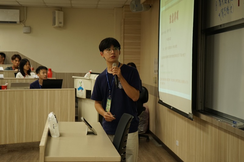 幹部說明健康檢查相關事宜，提醒新生依規定完成檢查流程。🩺📋✨圖片