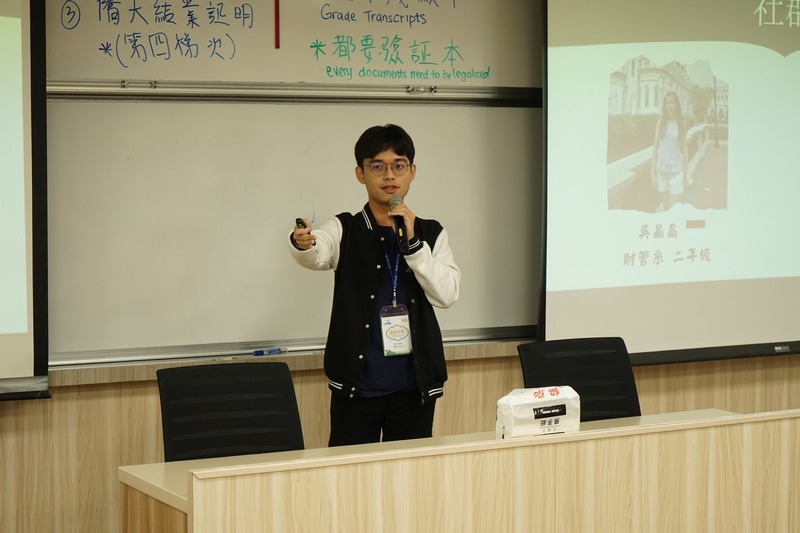 僑聯會長及各國同學會會長進行僑聯簡介與會務報告，並介紹幹部與活動內容，宣傳多元校園活動。🌏🏫✨圖片