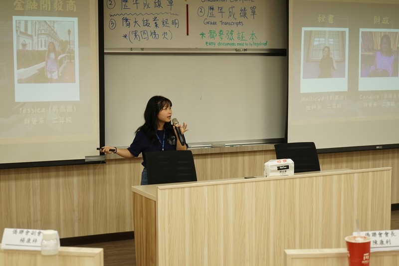 僑聯會長及各國同學會會長進行僑聯簡介與會務報告，並介紹幹部與活動內容，宣傳多元校園活動。🌏🏫✨圖片