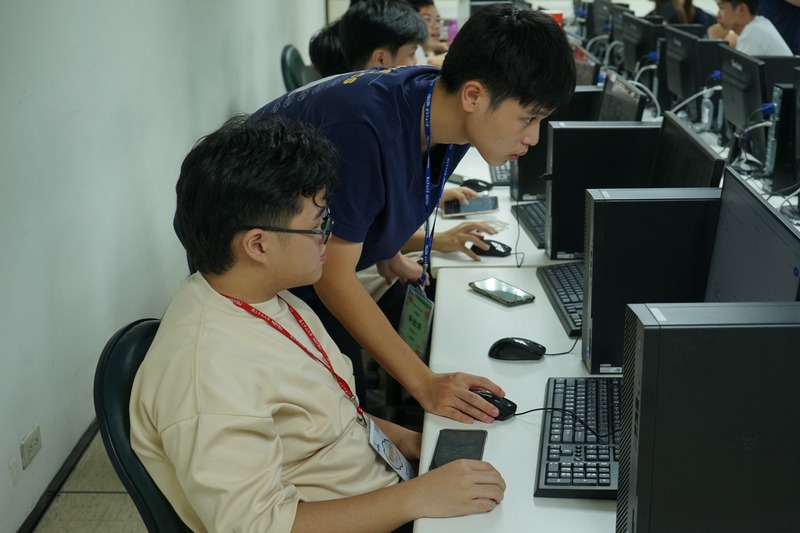 幹部進行網路教學，說明電子郵件、僑生系統使用及校園網路規範，並指導個人資料填寫。💻📧✨圖片