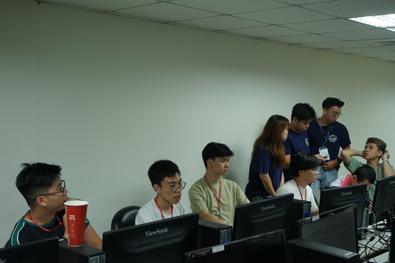 幹部進行網路教學，說明電子郵件、僑生系統使用及校園網路規範，並指導個人資料填寫。💻📧✨圖片