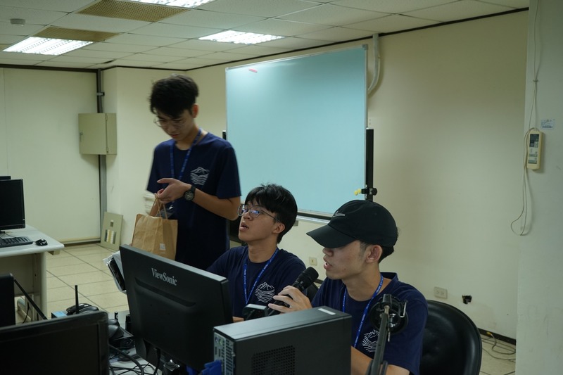 幹部進行網路教學，說明電子郵件、僑生系統使用及校園網路規範，並指導個人資料填寫。💻📧✨圖片