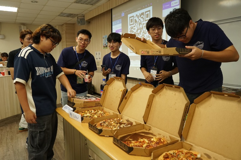 新生們一同享用披薩晚餐，輕鬆交流、共享美好時光。🍕😊✨圖片