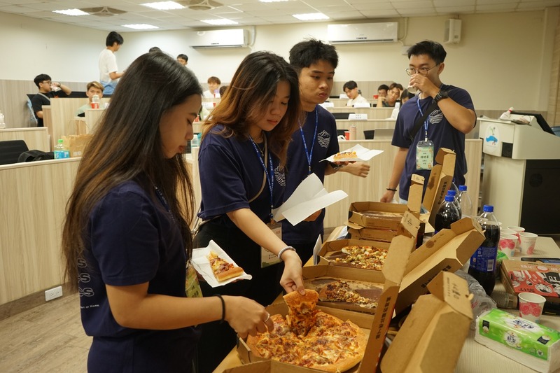 新生們一同享用披薩晚餐，輕鬆交流、共享美好時光。🍕😊✨圖片