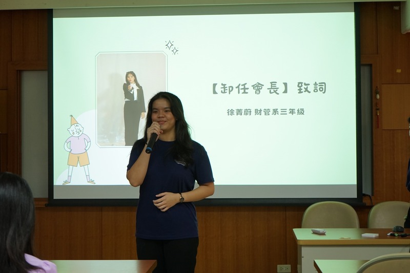 第41屆會長徐菁蔚發表感言,感謝所有幹部與夥伴的支持與努力,並分享一路走來的心路歷程與收穫。希望未來大家能持續團結合作,讓僑聯更加茁壯。🎤💬🌟圖片