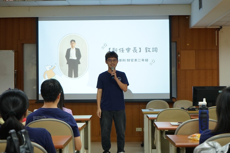 第42屆會長陳康利發表當選感言,感謝大家的信任與支持,並表示將秉持服務精神,帶領團隊共同努力,為僑聯創造更多成長與突破。🎤🌟圖片