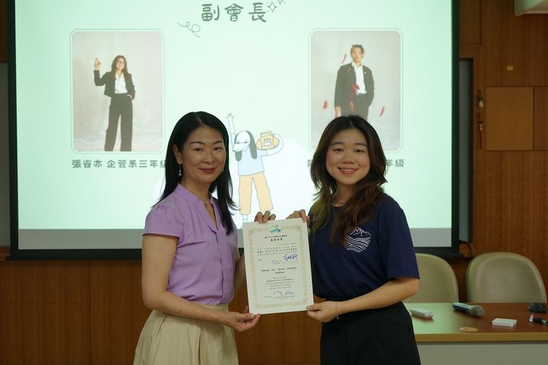 葉慧清學姐為副會長頒發幹部獎狀,感謝他們過去一年的辛勞與付出,肯定每一位幹部對僑聯的貢獻與努力。🏅👏✨圖片
