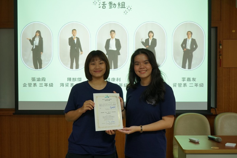 前會長為團隊幹部頒發幹部獎狀,感謝大家在任期內的努力與合作,肯定每一位幹部的付出與貢獻。🏅🤝✨圖片