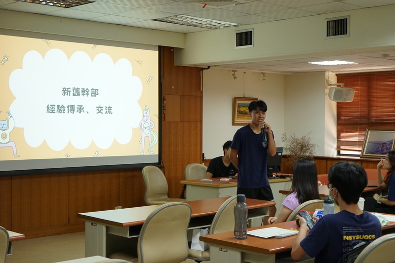 前會長為團隊幹部頒發幹部獎狀,感謝大家在任期內的努力與合作,肯定每一位幹部的付出與貢獻。🏅🤝✨圖片