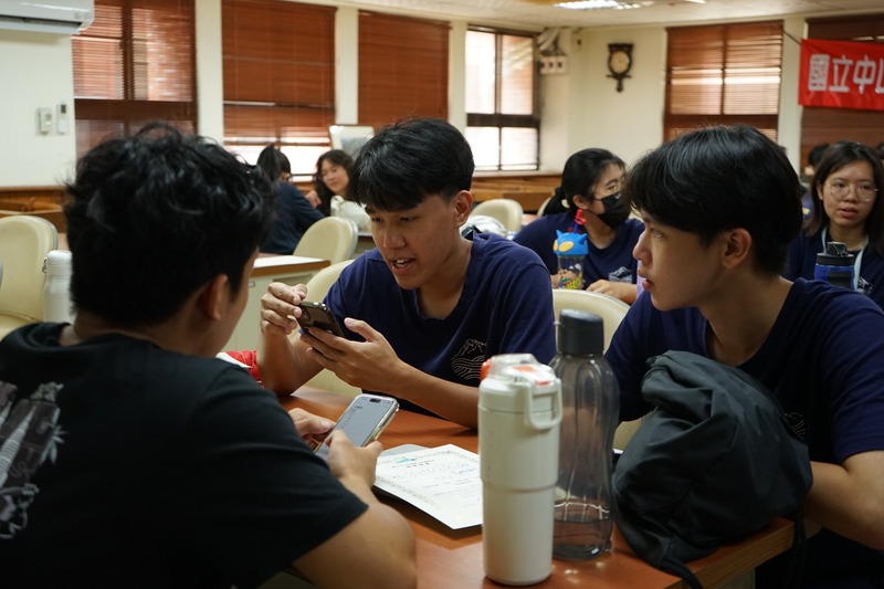 幹部們依照不同職務分組,進行經驗傳承交流,讓新舊幹部能針對各自的工作內容深入討論,分享實務心得與解決方法,攜手提升團隊戰力。🤝💬✨圖片