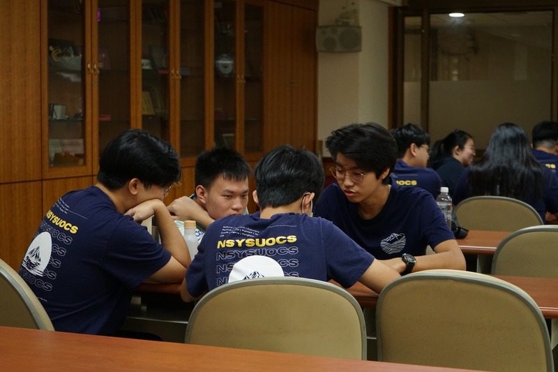 幹部們依照不同職務分組,進行經驗傳承交流,讓新舊幹部能針對各自的工作內容深入討論,分享實務心得與解決方法,攜手提升團隊戰力。🤝💬✨圖片