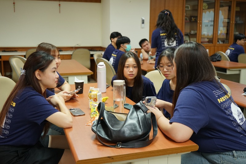 幹部們依照不同職務分組,進行經驗傳承交流,讓新舊幹部能針對各自的工作內容深入討論,分享實務心得與解決方法,攜手提升團隊戰力。🤝💬✨圖片
